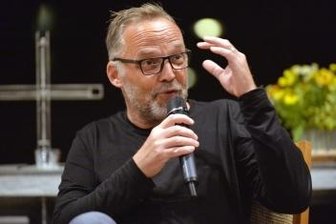 Gesprächsabend: Wie Gesellschaft geht - Dirk Neubauer bei seiner Lesung in der Petrikirche. 