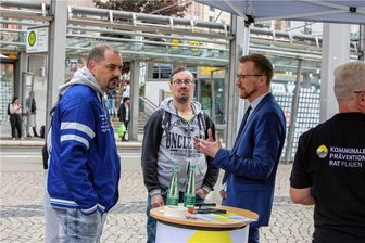 Gesprächsrunde zur Situation am Plauener Postplatz: Was auf Kritik stößt - Frank Zabel (rechts) und Bürgermeister Tobias Kämpf (CDU) im Gespräch mit Plauener Bürgern.