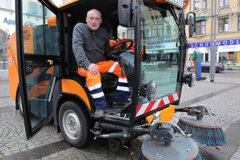 Gesprengte Glascontainer, zerstörte Stromkästen: Das finden Bauhofmitarbeiter nach der Silvesternacht im Erzgebirge vor - Andreas Keller vom Auer Bauhof in seiner Kehrmaschine: Er ärgert sich über die blinde Zerstörungswut.