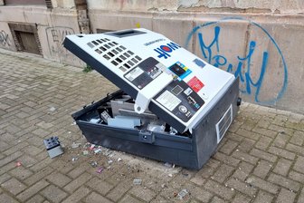 Gesprengte Zigarettenautomaten in Königshain-Wiederau, Geithain und Mittweida: Explosionsserie beschäftigt erneut die Justiz - Die Automaten wurden, wie hier in einem ähnlichen Fall aus Chemnitz, aufgesprengt. Dazu nutzte das Duo Silvesterböller.