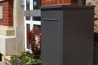 Gesprengter Briefkasten am Auerbacher Rathaus ist ersetzt - Der neue Fristen-Briefkasten steht frei vor dem Rathaus.