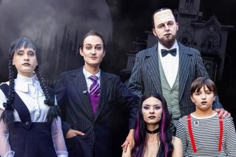Gestatten: die "Addams Family" aus dem Erzgebirge - Die erzgebirgische "Addams Family" besteht aus Katharina Apitz (Tochter Wednesday), Nick Körber (Vater Gomez), Nadja Schimonsky (Mutter Morticia), Marvin Thiede (Butler Lurch) und Tim Blutner (Sohn Pugsley). Den spielt er im Wechsel mit Corvin Kriesel.