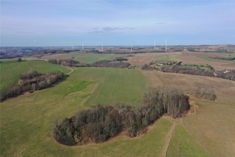 Gesteinsabbau im Wildenfelser Zwischengebirge: Kommunen wenden Gefahr ab - Blick über einen Teil des Wildenfelser Zwischengebirges zwischen dem Langenweißbacher Ortsteil Grünau und dem Wildenfelser Ortsteil Schönau.