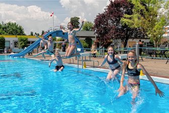 Gestiegene Kosten: Rochlitz zieht die Preise im Freibad und in Sporthallen an - Der Sprung ins kühle Nass kostet in Rochlitz künftig mehr als in den Vorjahren. 