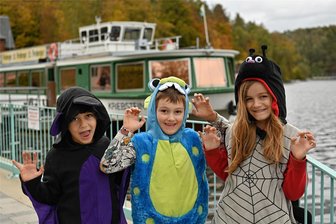 Gestiegene Preise und Inflation sorgen für weniger Gäste auf den Schiffen an der Talsperre Kriebstein - Mit den Halloween-Fahrten ist die Saison an der Talsperre Kriebstein zu Ende gegangen: Elias, Julian und Fabio (v. l.) hatten dabei ihren Spaß.