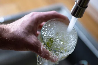 Gestiegene Wasserpreise in Zwickau und Umgebung werfen Fragen auf: Das sind die Hintergründe - Die Berechnung der Wasserpreise hat sich für zahlreiche Verbraucher in Zwickau geändert.