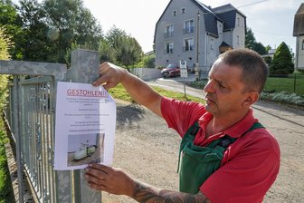 Gestohlen, gesucht, gefunden: Oldtimer-Besitzer aus Meerane hat seinen Pitty wieder - Viele Flugblätter hatte Thomas Kamann verteilt. Auch hier an der Stelle am Freibad, wo der Roller gestohlen wurde.