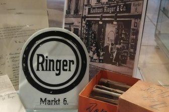 Gestohlen, vergessen, entdeckt: Firmenschild aus NS-Zeit erzählt Schicksal jüdischer Familie in Werdau - Dieses Firmenschild des Kaufhauses der Familie Ringer befindet sich noch im Werdauer Stadtmuseum.