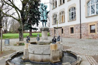 Gestohlene Figuren vom Märchenbrunnen in Röhrsdorf: Was blüht den mutmaßlichen Dieben? - Der Märchenbrunnen in Röhrsdorf ist seit Sommer vergangenen Jahres wieder vollständig. Die vier gestohlenen Bronzefiguren wurden nach Gips-Kopien wiederhergestellt.