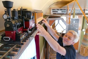 Gestohlene Modellbahnloks: Fall bleibt ungelöst - Dank der Unterstützung anderer Modellbahnfans kann Kathrin Reuter im Zughotel wieder interessante Loks präsentieren.