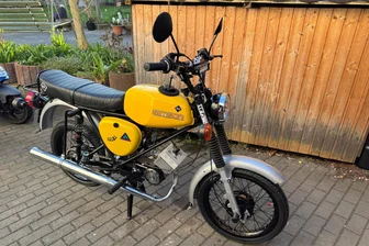 Gestohlene Simson aus Zwickau taucht nach neun Jahren auf Rügen wieder auf - Unbekannte haben Max 2016 seine Simson gestohlen. Jetzt hat er sie wieder.