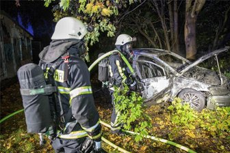 Gestohlenes Auto brennt hinter Garagenkomplex in Freiberg aus - Am Dienstagabend gegen 22 Uhr brannte dieser Pkw hinter einem Garagenkomplex an der Dammstraße aus.