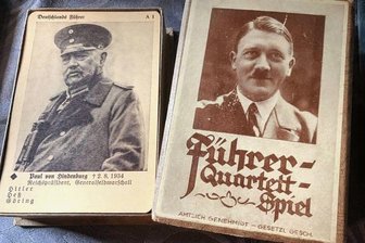 Gestohlenes Führer-Quartett: Es ist wieder da - Motive des gestohlenen Führer-Quartetts, das in Oelsnitz anonym zurückgegeben wurde, zeigen Reichspräsident Paul von Hindenburg und den nationalsozialistischen Diktator Adolf Hitler.