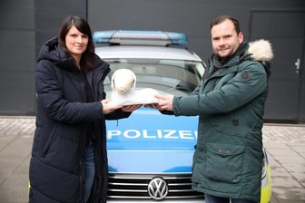 Gestohlenes Lamm ist wieder da: Meeraner soll es aus Weihnachtskrippe vor Kita geholt haben - Am Montag wurde das gestohlene Tier durch die zuständige Ermittlerin, Polizeiobermeisterin Elsner an den rechtmäßigen Besitzer und Vorstand der Diakonie, Herrn Dr. Seidel übergeben. 