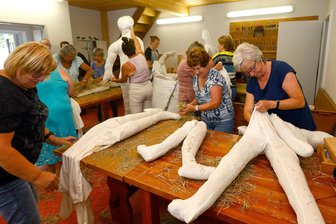 Gestopft und zugenäht: Großeinsatz für St. Egidiens „Puppengruppe“ - Beim Puppenstopfen gab es viele Helferinnen und einen Helfer. Vorne von links Christine Töpper, Johanna Sänger und Siegrid Redlich.