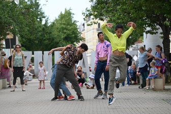 Gestoppte Brühl-Pläne: CDU und FDP bekennen sich zur Belebung des Boulevards - Belebt ist der Brühl vor allem bei Veranstaltungen wie diesem Tanzfestival. Um mehr Leben auf dem Boulevard zu ermöglichen, hatte das Rathaus den Bebauungsplan ändern wollen. Das Vorhaben wurde aber jüngst gestoppt.