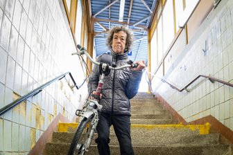 Gestrandet am Bahnhof Mittweida: Warum 44 Stufen für eine Bahnreisende jedes Mal eine Tortur bedeuten - Auf der steilen Treppe am Bahnhof Mittweida hat Carmen Kindler immer Mühe, ihr Rad zu halten und nicht zu fallen.