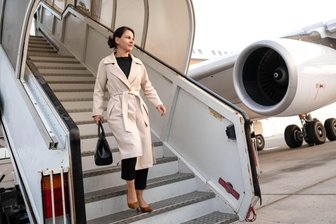 Gestrandet in Abu Dhabi - Ungeplanter Zwischenstopp: Außenministerin Annalena Baerbock steigt aus der defekten Regierungsmaschine. 