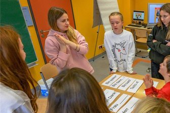 Gestrandet in Chemnitz: Wie ukrainische Kinder die Sprache und das Verdrängen lernen - Viktoria Isaulenko mit ihren neuen Schülern am Sportgymnasium Chemnitz. Eigentlich ist sie Englischlehrerin an der Universität Kiew.