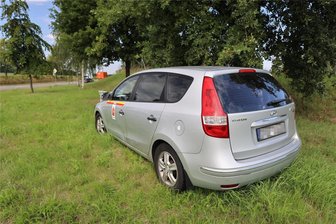 Gestrandetes Taxi aus Warschau an Abfahrt Zwickau-Ost: Wie es weitergeht - Der verlassene Hyundai an der Autobahn-Abfahrt Zwickau-Ost steht weiterhin auf grüner Flur.