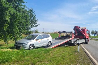 Gestrandetes Taxi aus Warschau von Abfahrt Zwickau-Ost abgeschleppt - Der Hyundai aus Polen wurde am Freitagvormittag nahe der Abfahrt Zwickau-Ost abgeschleppt.