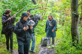 Gestresste Großstädter im Blick: Werbekampagne fürs Erzgebirge räumt Preis ab - Das Video „Weit weg von allem: Erzgebirge“ war Teil der nun ausgezeichneten Werbekampagne des Regionalmanagements. In die Rolle des Außenreporters schlüpfte Schauspieler Johannes Kühn.