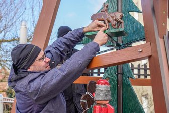 Gesucht: Der Weihnachtshasser von Wernsdorf - Die Ortspyramide von Wernsdorf soll sich ab Samstagnachmittag wieder drehen. David Reichelt, Vorsitzender des Dorfvereins, hilft bei der Figurenmontage.