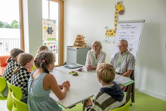 Gesucht: Senioren als Streitschlichter in Chemnitzer Grundschulen - Schulmediatoren des Vereins Seniorpartner in School bei der Arbeit. Die Senioren setzen sich für ein faires und respektvolles Miteinander an Grundschulen ein.