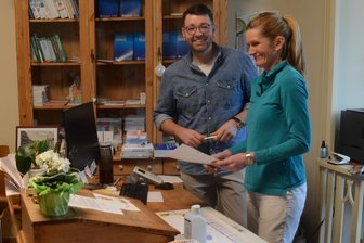 Gesucht und gefunden auf Facebook: Wie ein Hausarzt zu seinem neuen Job in Rodewisch gekommen ist - Praxisübergabe im „Haus am Gesundbrunnen“ in Rodewisch: Dr. Kathrin Kusche übergibt an den Internisten Tobias Lambert. Ab 3. März beginnt er dort zu praktizieren, ab 1. Juli führt er die Praxis allein. Neue Patienten werden nicht aufgenommen.