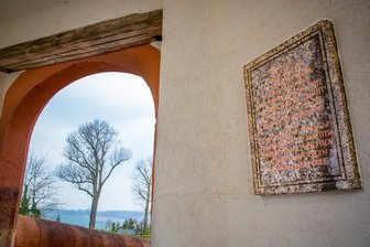 Gesucht: Zeitzeugen der Schloss-Vergangenheit - Diese Gedenktafel auf Schloss Augustusburg ist eine der Zeitzeugen - sie wurde restauriert.
