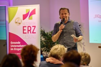 Gesund arbeiten im Erzgebirge: Sechs Unternehmen erhalten das ERZgesund-Siegel 2025 - Projektleiter Alexander Fuchs betonte die wachsende Bedeutung des Netzwerks.