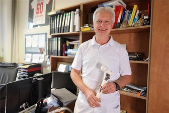 Gesund durch den Winter: Der FSV-Zwickau-Mannschaftsarzt gibt Tipps - Unser Gesundheitsexperte: Prof. Dr. med. Bernhard Karich ist Chefarzt der Klinik für Unfallchirurgie und Physikalische Medizin des Heinrich-Braun-Klinikums sowie Mannschaftsarzt des FSV Zwickau.