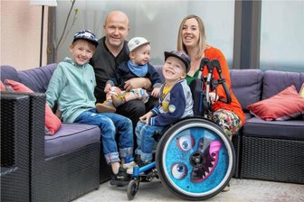 Gesund wird er nie mehr werden: So meistert Fabians Familie das Leben mit dem Gendefekt - Christian (von links), Vater Ronny, Eddie, Fabian und Mutter Claudia Schmidt meistern gemeinsam die Hürden des Alltags. In diesem Jahr steht Fabians Schulanfang vor der Tür. 