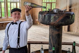 Gesunde Thüringer Luft - Weingenuss mal anders: Niklas Brünner füllt in Bad Sulza einen Wein-Sole-Wasser-Mix in den Zerstäubungsbrunnen.