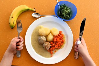 „Gesundes Essen für Kinder muss bezahlbar bleiben“ - Warum ein Rochlitzer Unternehmer den Mindestlohn kritisiert - Eines der Mittagessen der Firma Hänchen am Dienstag im Schulhort in Hainichen. Zur Wahl stand an dem Tag auch noch Pasta.