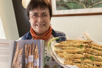 Gesundes Snacken: Kräuterexpertin aus dem Vogtland verrät Rezept für Wildkräuterstangen - Dolores Weck serviert gern gesunde Snacks - zum Beispiel Wildkräuterstangen.
