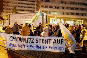 Gesundheit als Weltverschwörung: Faktencheck zu den Behauptungen von "Chemnitz steht auf" - Demonstranten der Initiative "Chemnitz steht auf". Dass die Initiative "weder links noch rechts" sei, wie sie sagt, wird bei Demos durch Fahnen der rechtsextremen "Freien Sachsen" und "Identitären Bewegung" konterkariert.