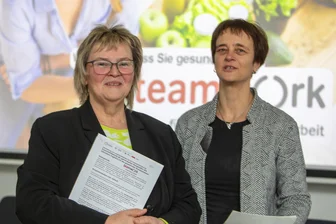 „Gesundheit ist der Schlüssel zu allem“: Wie diese Frauen Langzeitarbeitslose im Vogtland wieder fit machen wollen für den Arbeitsmarkt - Jobcenter-Chefin Martina Kober (links) und AOK-Vogtland-Leiterin Susanne Liebold packen für die Gesundheitsförderung von Langzeitarbeitslosen gemeinsam an.
