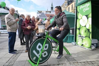 Gesundheit zum Anfassen: AOK Plus-Erlebnistag lockt mit Mitmachaktionen in Zwickau - Katja Rojé musste aufs Fahrrad und sich ihren Smoothie durch treten in die Pedale selbst mixen. Er war trotzdem lecker.