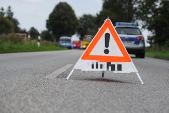 Gesundheitliche Probleme: 42-Jähriger prallt in Freiberg mit Volvo gegen Baum - Zu einem Unfall wurde die Polizei am Dienstagabend in Freiberg gerufen.