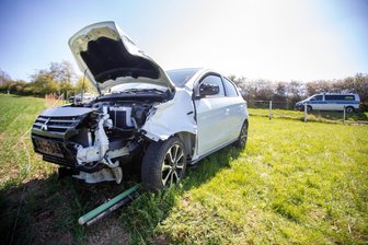 Gesundheitliche Probleme: Autofahrer im Vogtland durchbricht Weidezaun - Zu einem Verkehrsunfall ist es am Mittwochnachmittag am Taltitzer Berg zwischen Kürbitz und der B 173 gekommen.