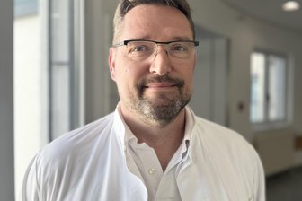 Gesundheitsakademie im Erzgebirge: Arzt erklärt Bauchvorwölbungen - Oberarzt Dr. med. Thomas Bräuer.