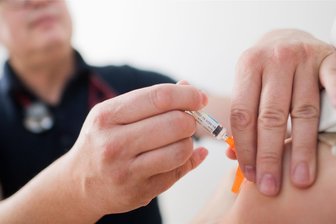 Gesundheitsamt in Mittweida registriert sprunghaften Anstieg bei Keuchhustenfällen - Ein Kinderarzt impft ein Kind mit einem Kombinationsimpfstoff auch gegen Keuchhusten