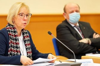 Gesundheitsamt rechnet mit 15.000 Infizieren monatlich - Beigeordnete Angelika Hölzel und Landrat Christoph Scheurer (CDU) informierten über die Corona-Situation im Landkreis.