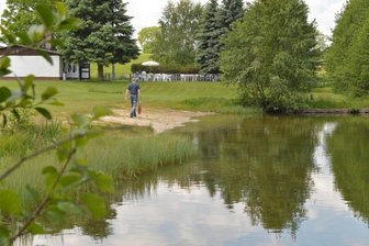 Gesundheitsamt testet in Mittelsachsen „wilde“ Badeseen - Der Pochwerkteich in Langenau gehört zu den „wilden“ Badestellen im Landkreis.