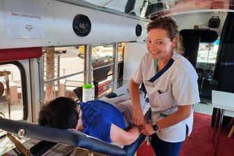 Gesundheitscheck beim Info-Bus auf dem Mittweidaer Markt - Schwester Kristina vom Klinikum Mittweida hatte beim Verkabeln für die EKGs alle Hände voll zu tun.