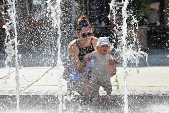 Gesundheitsgefahr: Darum ist das Baden in den Chemnitzer Brunnen nicht zu empfehlen - Schön spritzig: Das Wasserspiel am Jakobikirchplatz darf betreten werden - damit ist es in der Stadt allerdings eine Ausnahme. 
