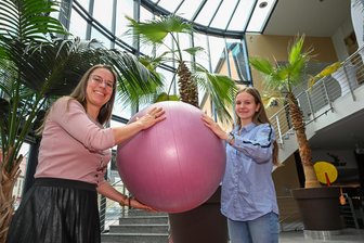 Gesundheitsmesse in Limbach-Oberfrohna kehrt nach vier Jahren zurück - Jana Schreiber (links) und Josi Cramer organisieren eine Gesundheitsmesse in Limbach.