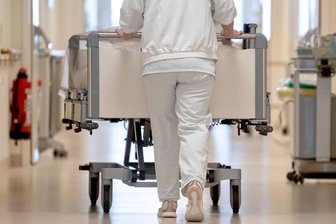 Gesundheitsminister Lauterbach über notleidende Kliniken: „Wenn wir nicht gegensteuern, droht akute Mangelversorgung“ - Spätestens 2045 wird jede dritte Pflegestelle nicht besetzt werden können.