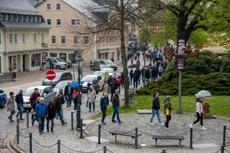 Wie hier in Olbernhau am Montag waren in den vergangenen Tagen zahlreiche Menschen bei den Spaziergangs-Demonstrationen gegen die Corona-Beschränkungen dabei.